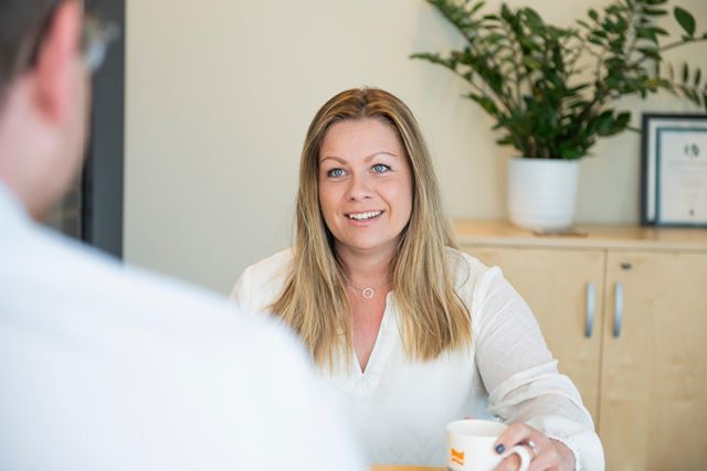 Hege snakker med en kunde